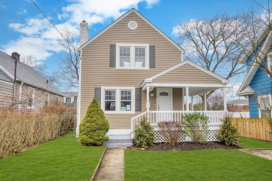 8 Boxwood Road, Port Washington, NY 11050, Presented by Afsoon