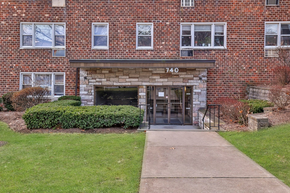 740 Tuckahoe Road 1K, Yonkers, NY 10710, Presented by Glorianne Mattesi