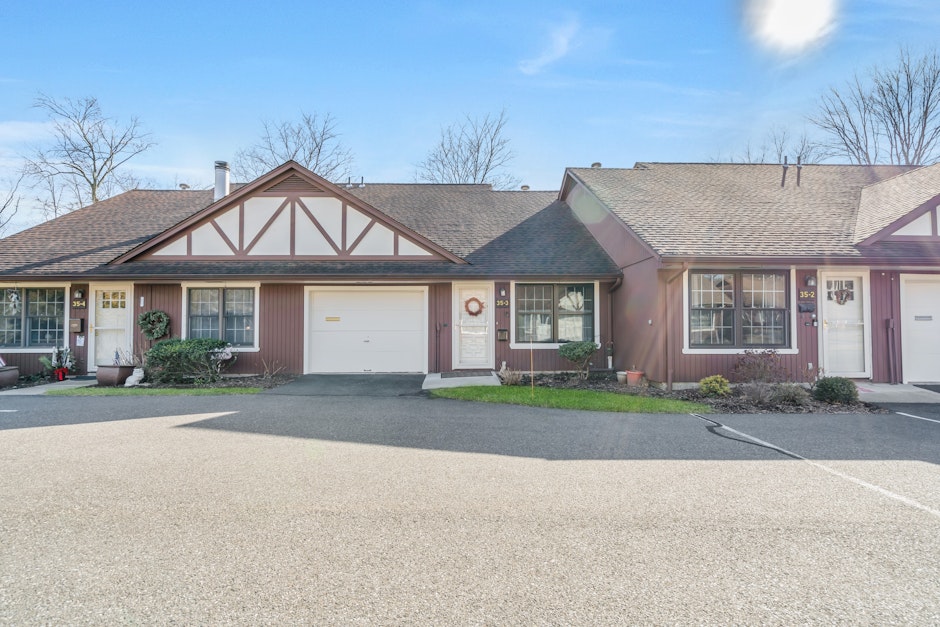 353 Tamaron Drive, Waldwick, NJ 07463, Presented by Lynsey Jackson