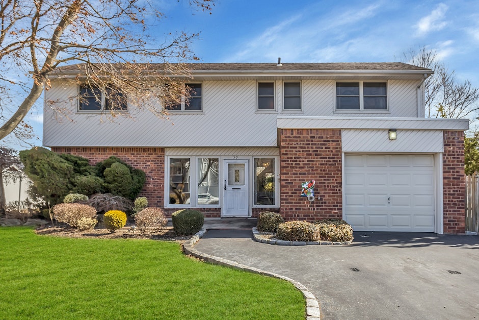 56 Keswick Lane, Plainview, NY 11803, Presented by Stuart Sorin