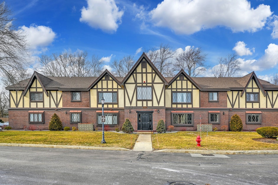 16 Royal Lake Drive, Braintree, MA 02184, Presented by Maureen Berry