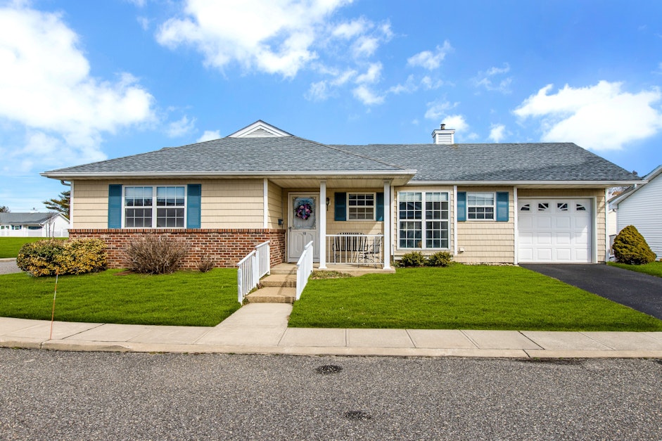 15 Windmill Gate Drive, Oakdale, NY 11769, Presented by Barbara