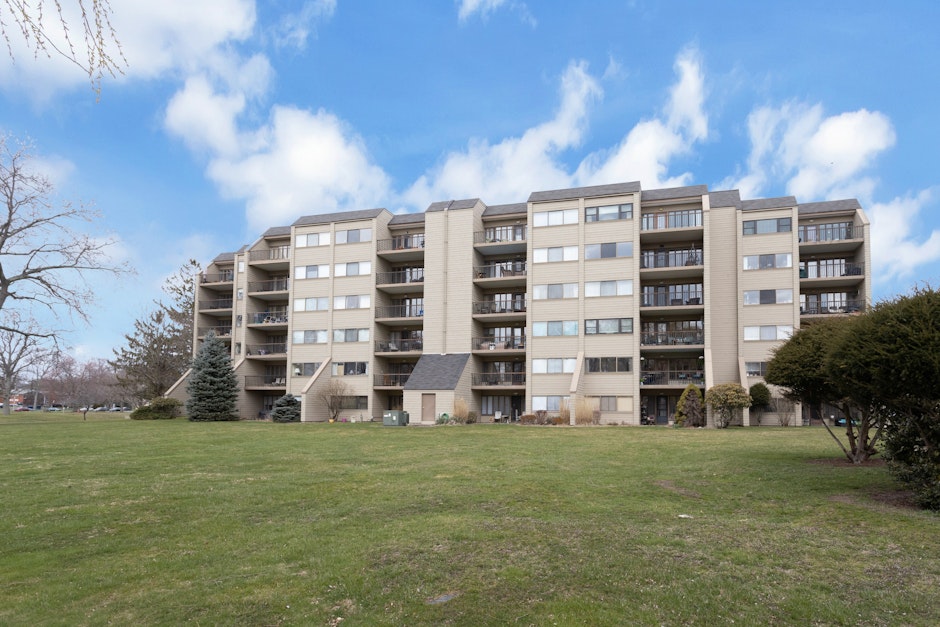 85 Viscount Drive A43, Milford, CT 06460, Presented by Dorothee Ancel