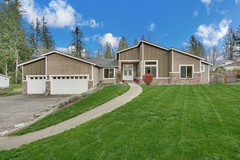 16518 252nd Avenue Southeast, Issaquah, WA 98027, Presented by Lara