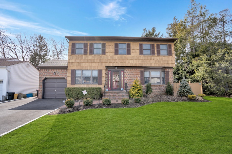 7 Hollyberry Road, Plainview, NY 11803, Presented by Lenny Rosenfeld