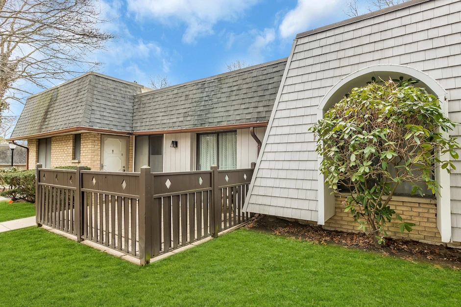 215 Birchwood Road, Medford, NY 11763, Presented by Barbara Leogrande