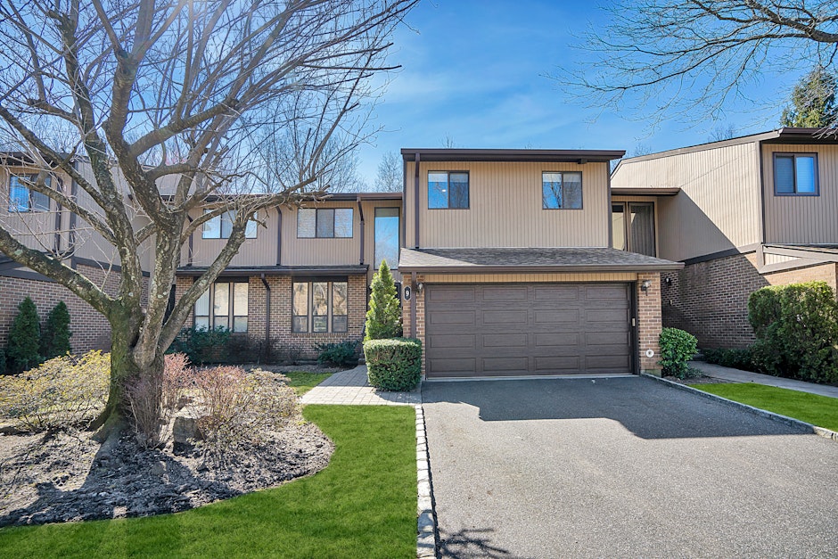 9 Wimbledon Drive, Roslyn, NY 11576, Presented by Alyce Tucker, Douglas