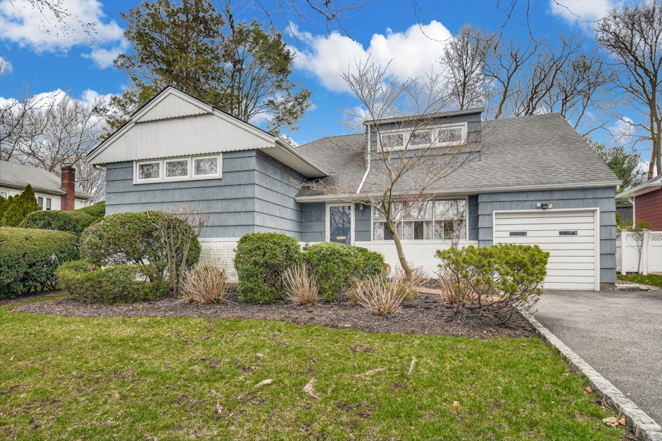 6 Bengeyfield Drive, East Williston, NY 11596, Presented by Linda Viola