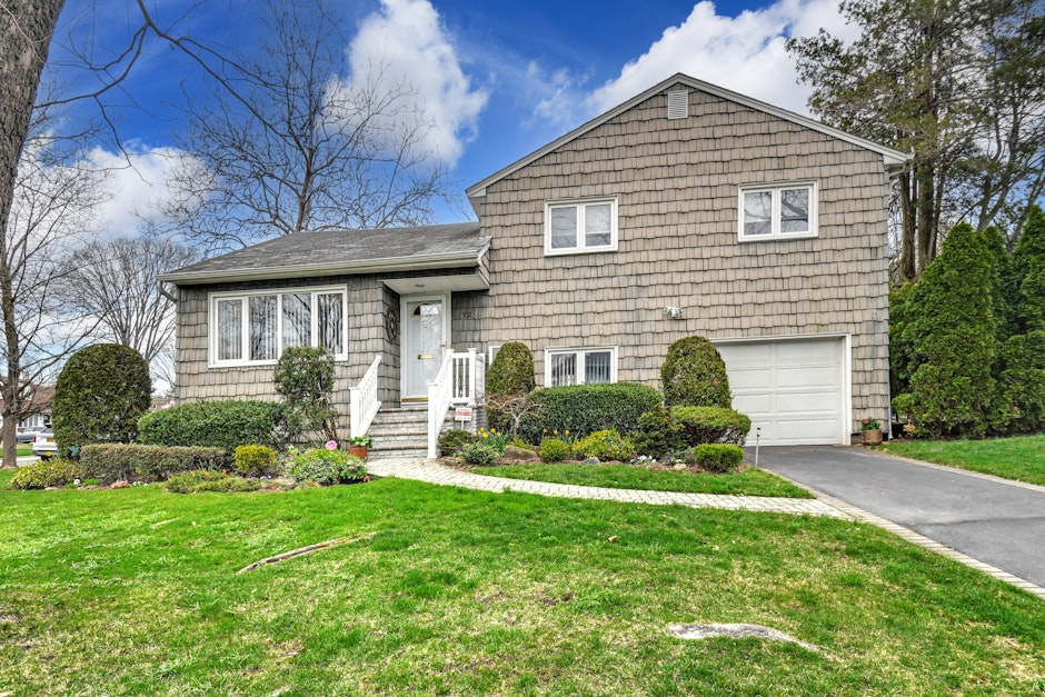 12 Bengeyfield Drive, East Williston, NY 11596, Presented by Christine