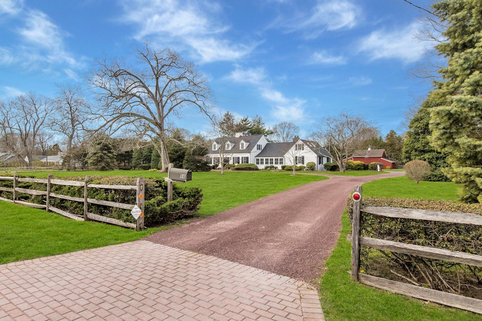 88 Gillette Avenue, Bayport, NY 11705, Presented by Barbara Leogrande