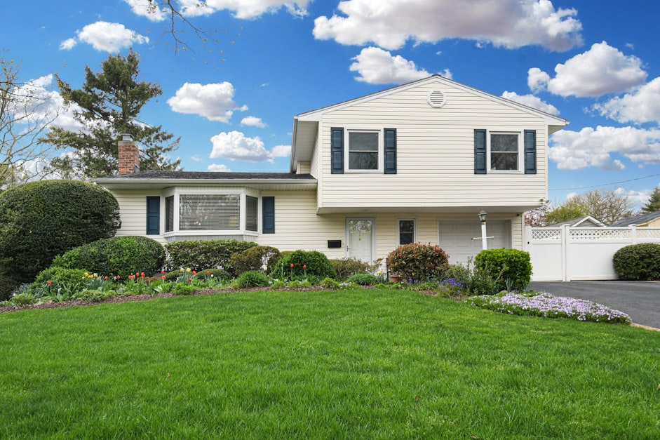 1 Breton Avenue, Melville, NY 11747, Presented by Amy Girimonti, Prime