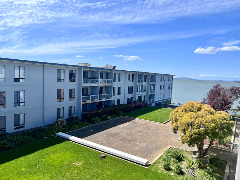 6 Commodore Drive 430, Emeryville, CA 94608, Presented by Maryanne