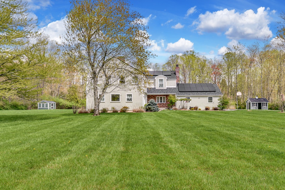 39 Brookwood Drive, Newtown, CT 06470, Presented by Gerry Nusbaum