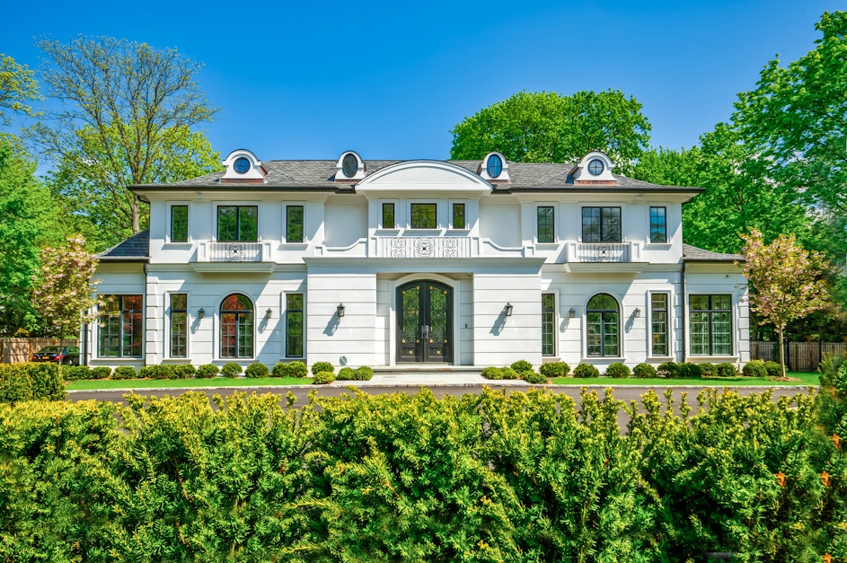 30 Harbor Acres Road, Sands Point, NY 11050, Presented by Karen Bruning