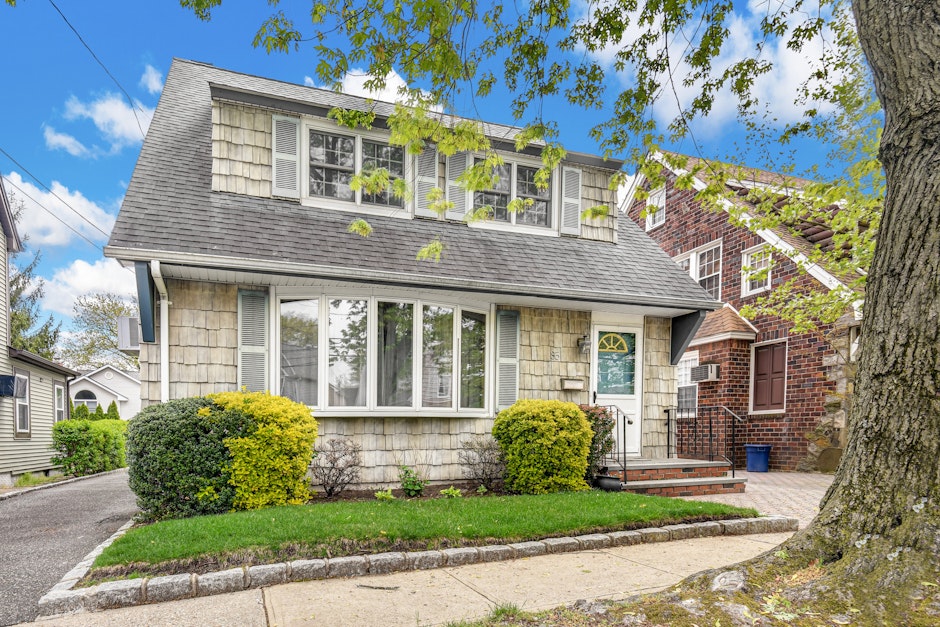 85 Park Avenue, Williston Park, NY 11596, Presented by Christine