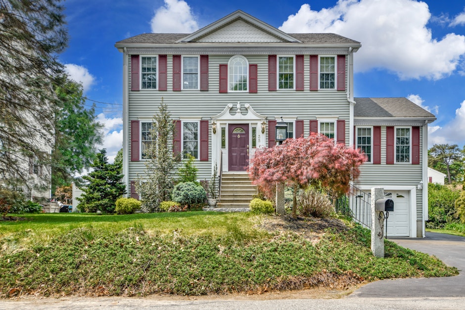 35 Lakeside Drive, Shrewsbury, MA 01545, Presented by Rosanna Sampson