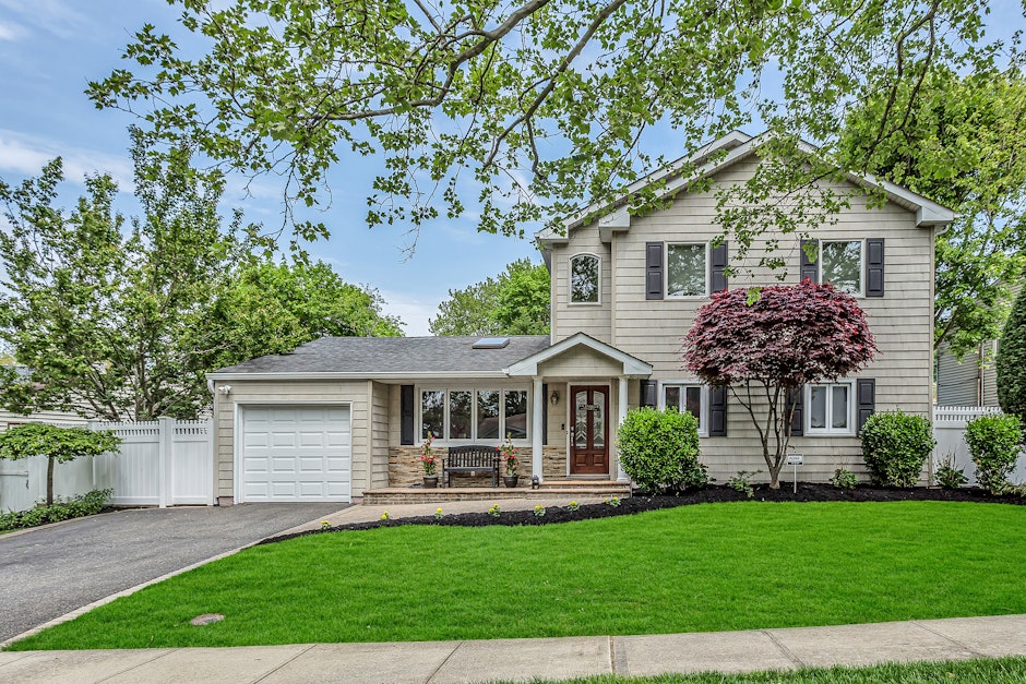 7 Wentworth Drive, Dix Hills, NY 11746, Presented by Robert Korber