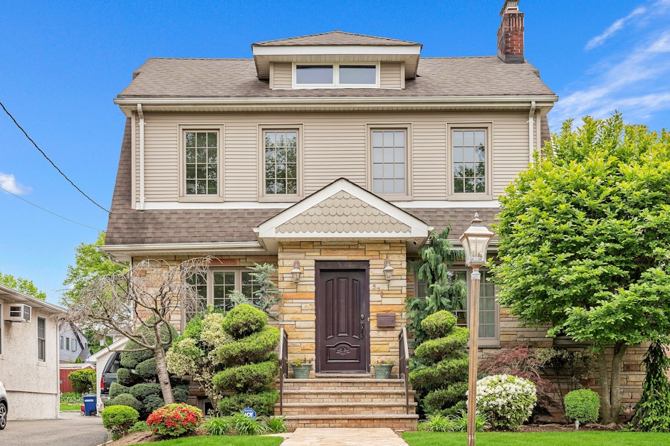 572 Prospect Avenue, Ridgefield, NJ 07657, Presented by Emilia Freitag