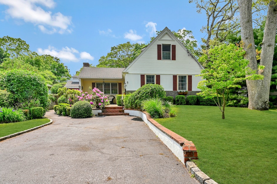 8 Matinecock Avenue, East Islip, NY 11730, Presented by Stephen Grant