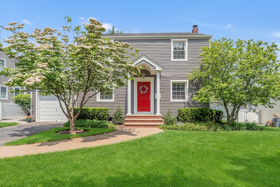 216 Manchester Road, River Edge, NJ 07661, Presented by Eileen Tummino