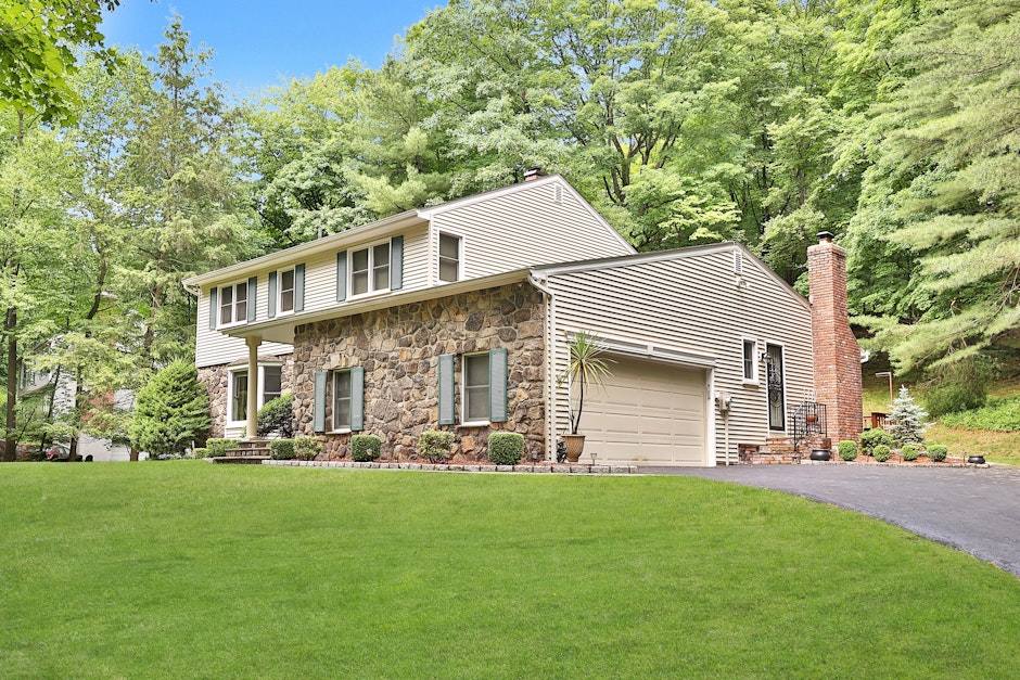 28 Westminster Drive, CrotononHudson, NY 10520, Presented by Martha