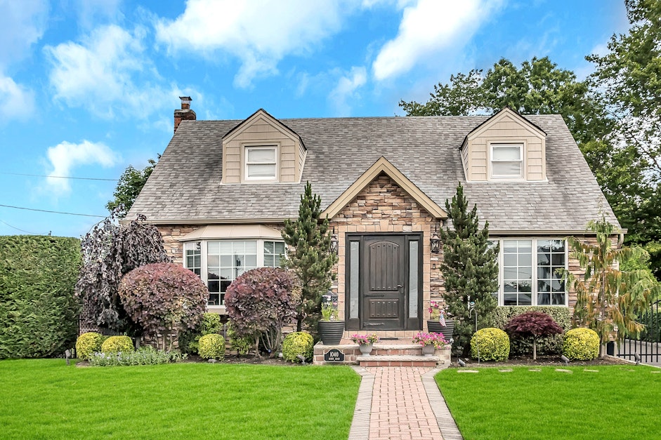 1040 Robin Road, Franklin Square, NY 11010, Presented by Marisa Filardo