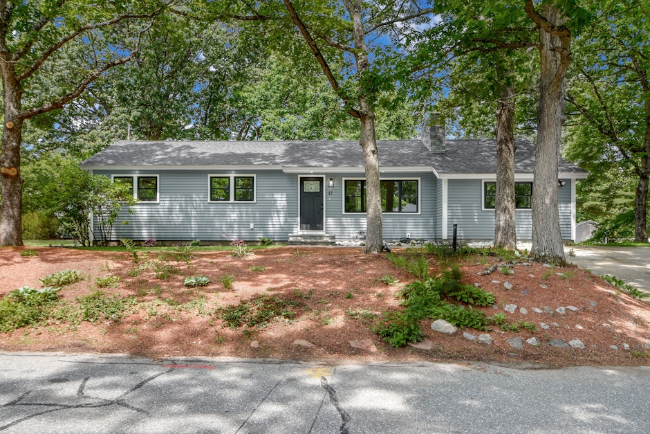 17 Kensington Dr, Chelmsford, MA 01824, Presented by Michael OConnor