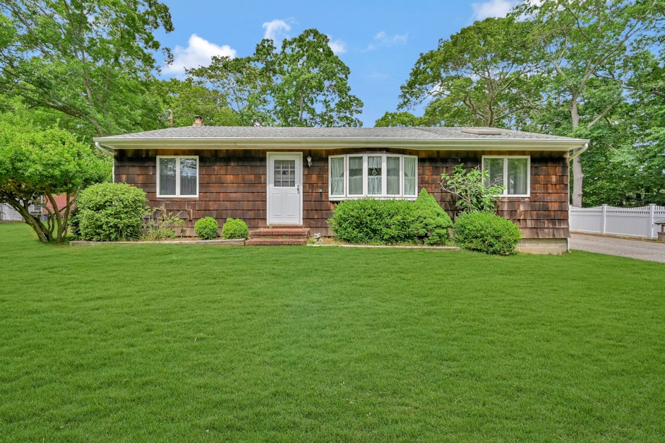 201 Gardiner Avenue, East Hampton, NY 11937, Presented by Stephen