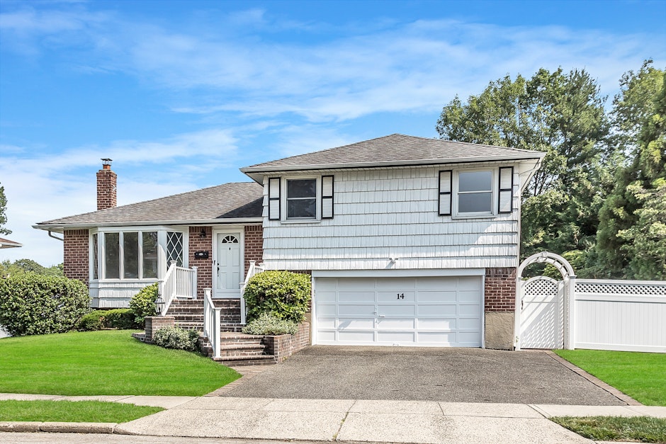 14 Wayland Road, Plainview, NY 11803, Presented by Patricia Pascullo