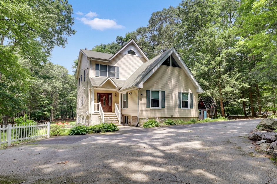 15 Lilly Road, Wanaque, NJ 07465, Presented by Maria Bojekian