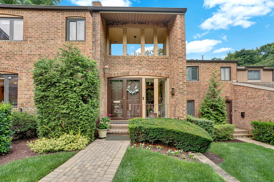 72 Windsor Gate Drive, New Hyde Park, NY 11040, Presented by Ken