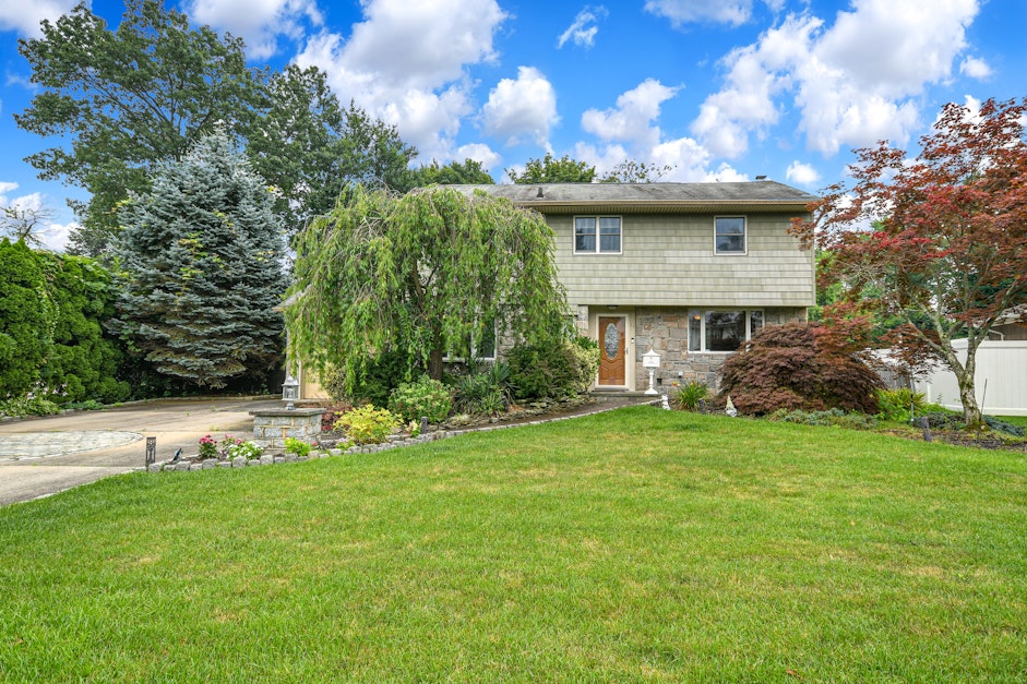 31 Bristol Lane, Kings Park, NY 11754, Presented by Nancy McLoughlin