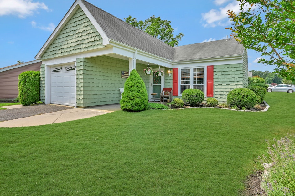 586 Kingston Drive, Ridge, NY 11961, Presented by Paul Dinerstein