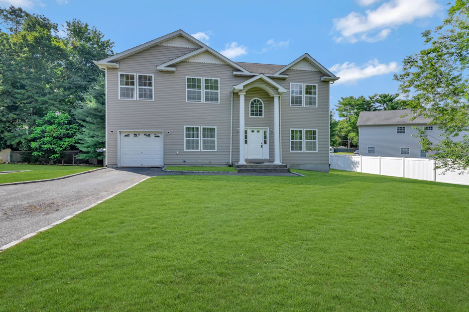 684 Wheeler Road, Hauppauge, NY 11788, Presented by Pauline Spiller