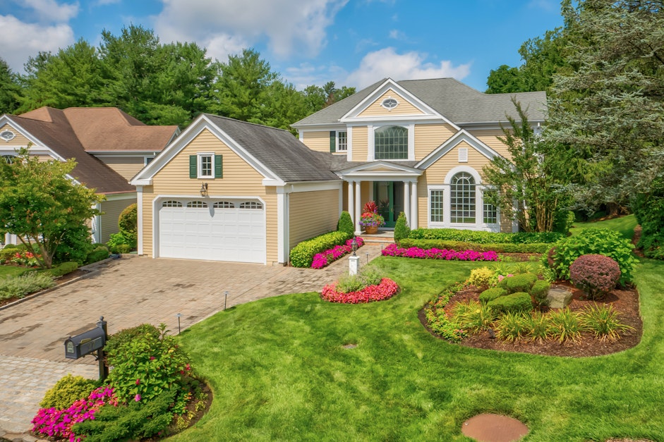 27 Cherrywood Lane, Manhasset, NY 11030, Presented by Rosalyn Meyer