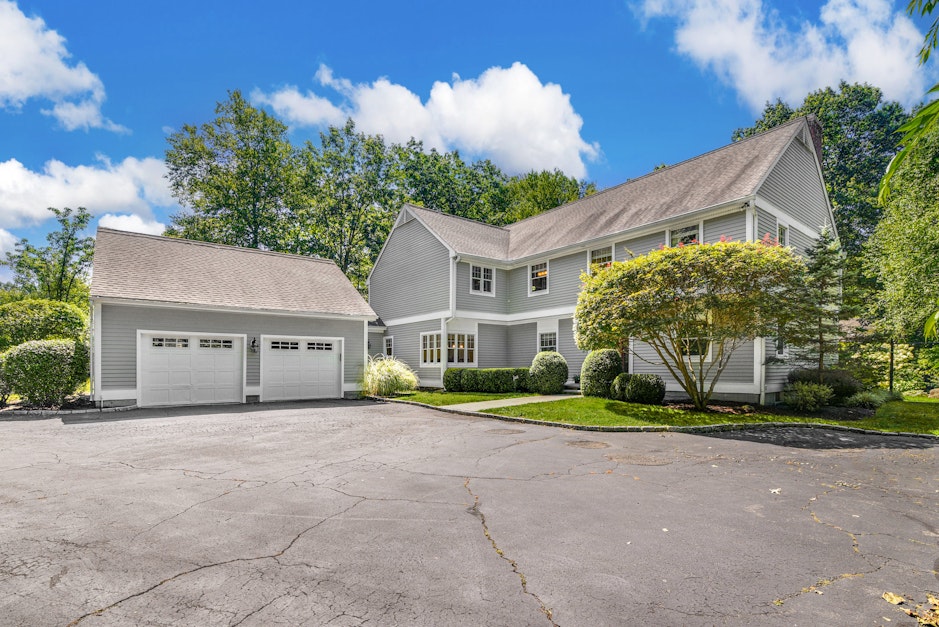 9 Pepperbush Road, Weston, CT 06883, Presented by Robert Blosio