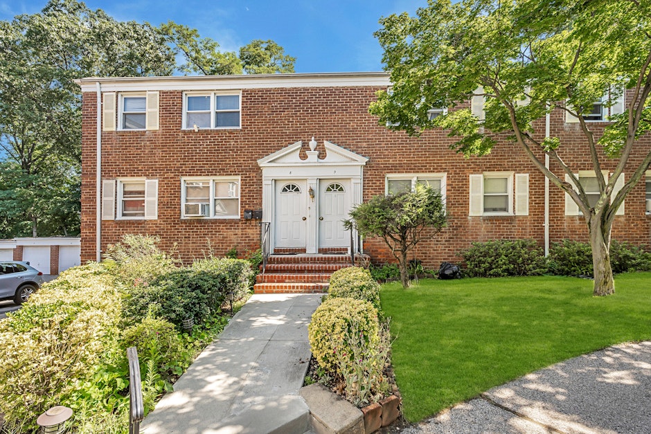 717 Tuckahoe Road 8B, Yonkers, NY 10710, Presented by Bridget Staff