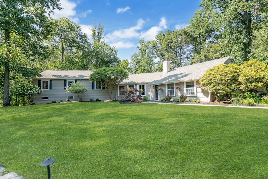 9 Woodbury Lane, Mahwah, NJ 07430, Presented by Gary Silberstein