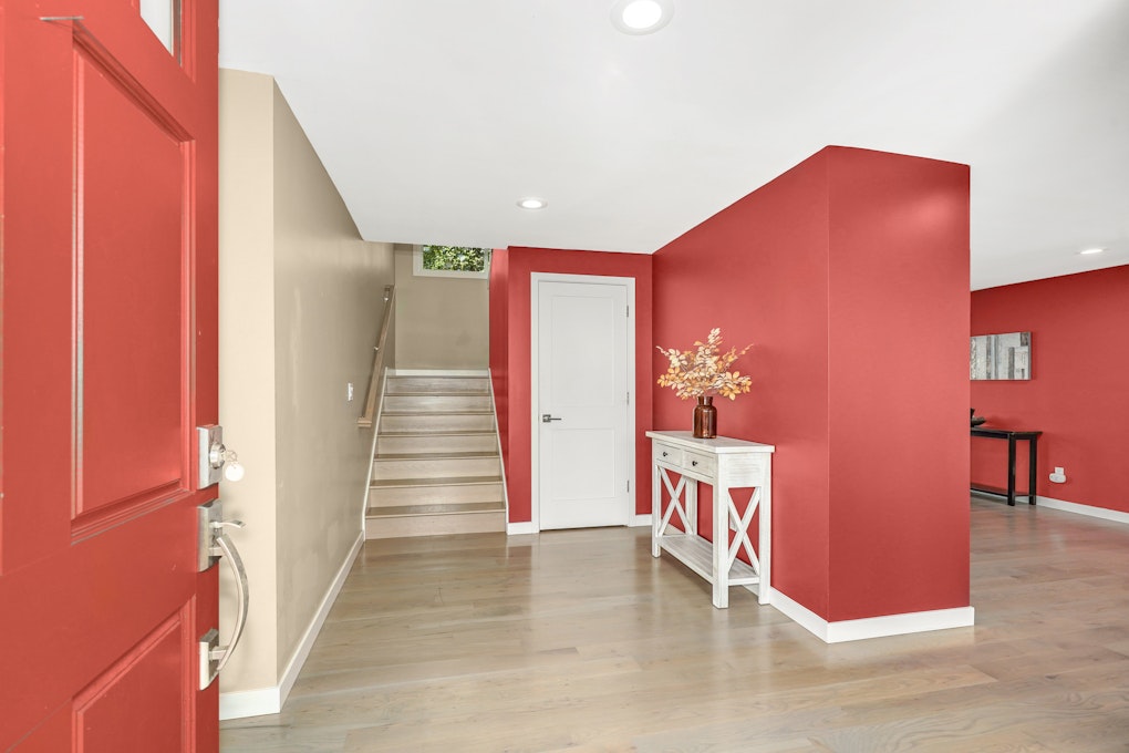 2429 84th Avenue Southeast, Mercer Island, WA 98040, Presented by Aaron