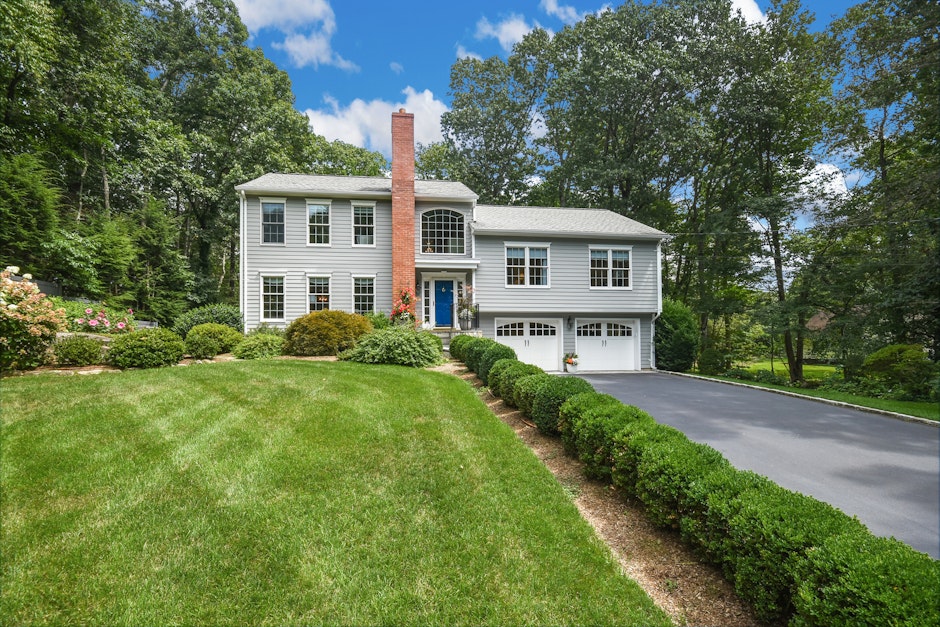 6 Stony Brook Road, Darien, CT 06820, Presented by Thaddea Sheridan