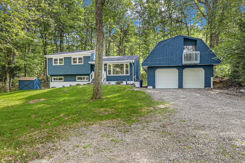 24 Aspen Ledges, Ridgefield, CT 06877, Presented by Debi Orr