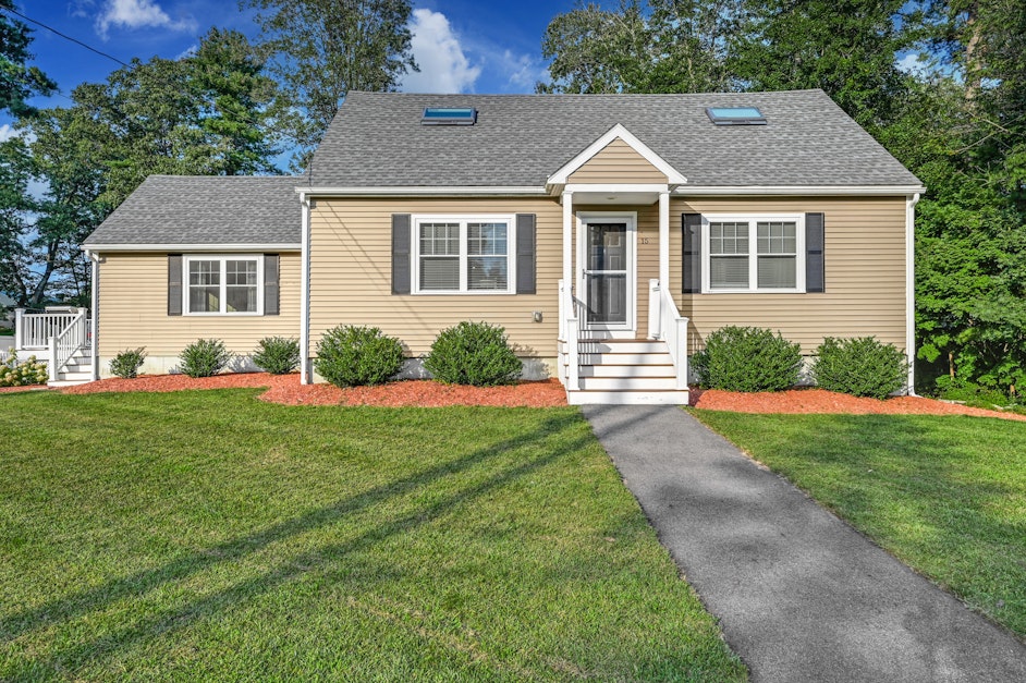 15 Brown Drive, Walpole, MA 02081, Presented by Michele Saulnier