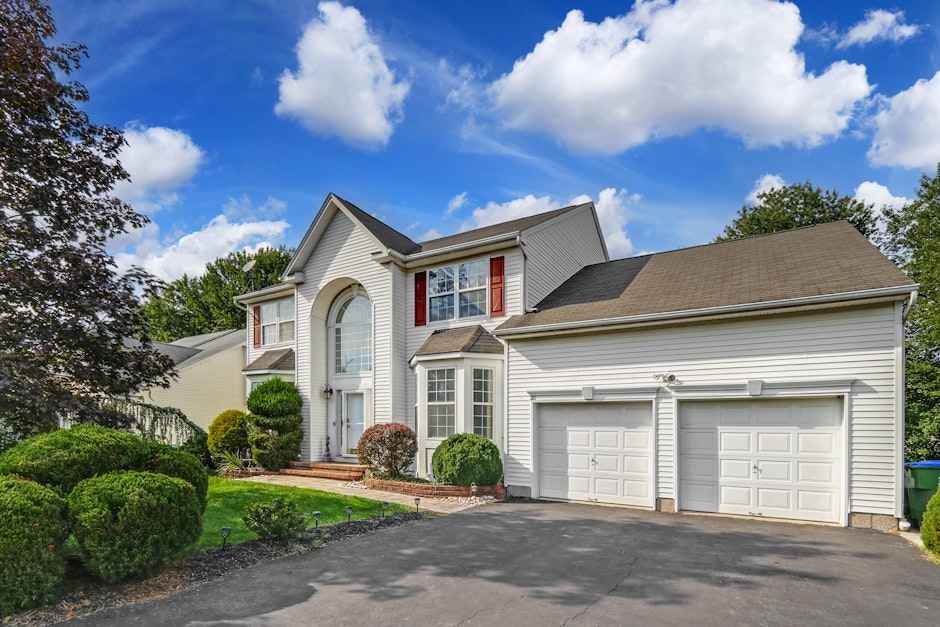 20 Rolling Brook Drive, Edison, NJ 08820, Presented by Nancy Kronheimer