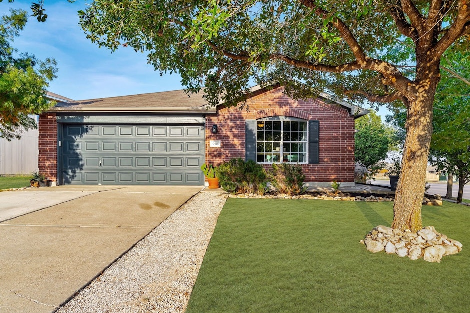 950 Shadow Creek Boulevard, Buda, TX 78610, Presented by Berbas Group