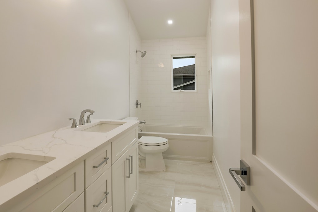 28 Colgate Lane, Woodbury, NY 11797, Presented by Mara Navaretta, Homes