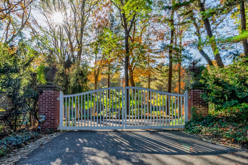 580 Duck Pond Road, Locust Valley, NY 11560, Presented by Kimberly