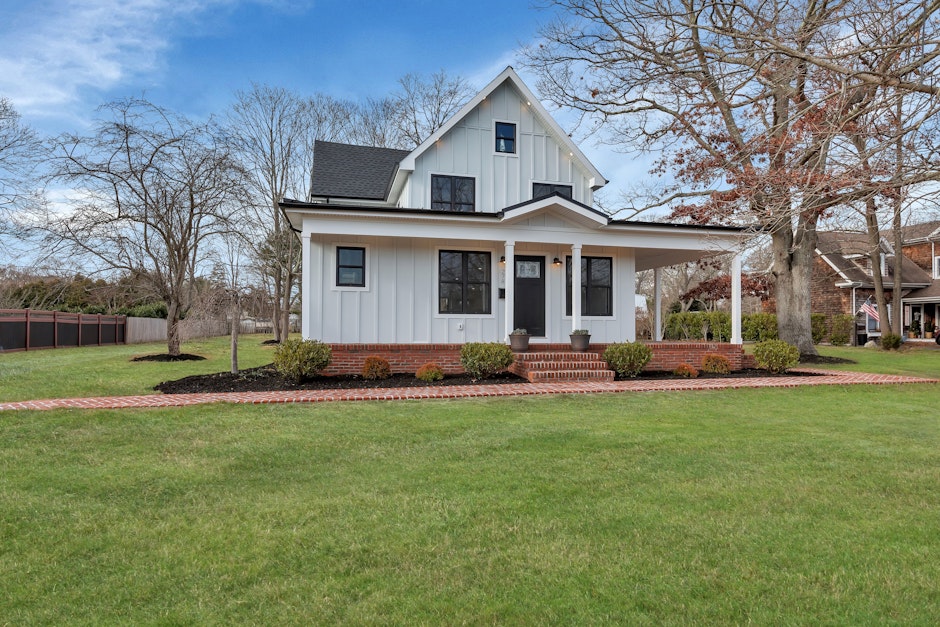 278 Gillette Avenue, Bayport, NY 11705, Presented by Barbara Leogrande