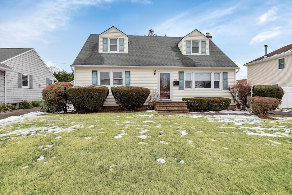 31 Whitman Avenue, Syosset, NY 11791, Presented by Barbara Bucovetsky