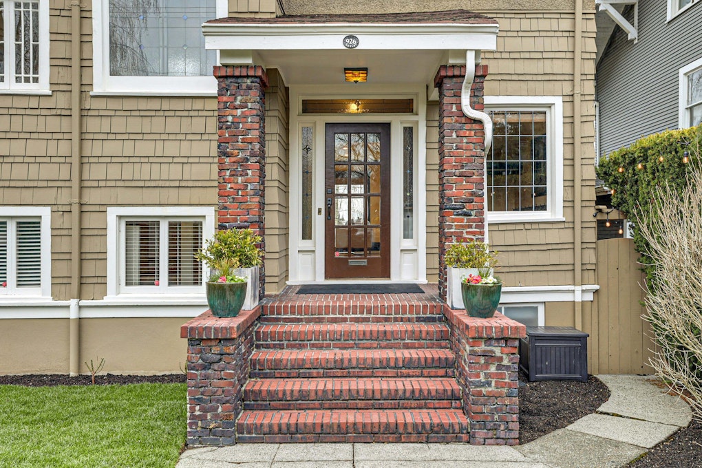 926 E Shelby Street, Seattle, WA 98102, Presented by Julie Bouscaren