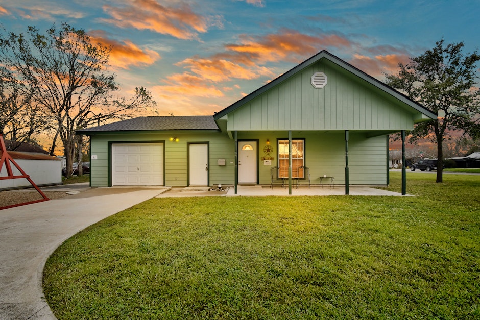 297 Ivy Avenue, Luling, TX 78648, Presented by Ginger Robbins, Riata